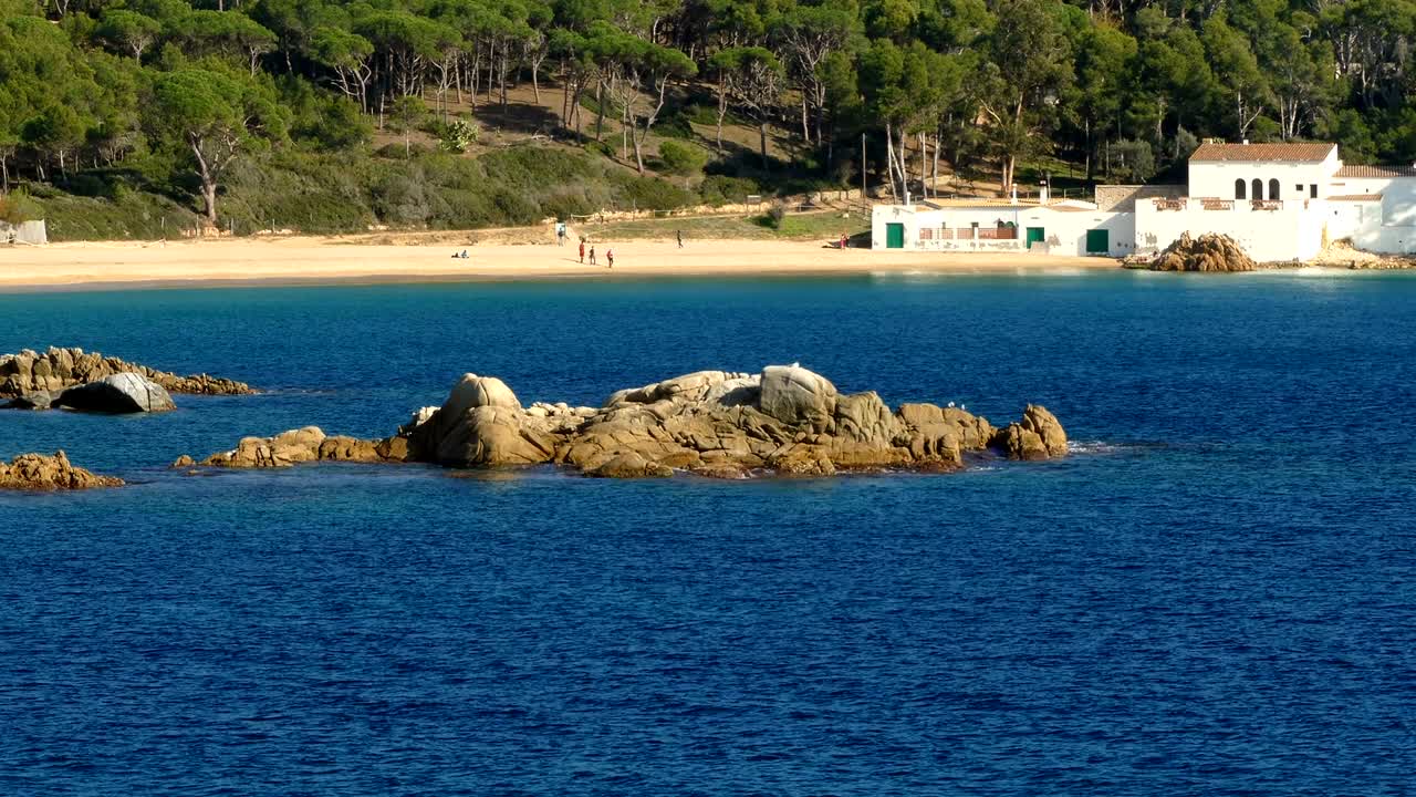 el paisaje marino de la "costa brava" en cataluña.