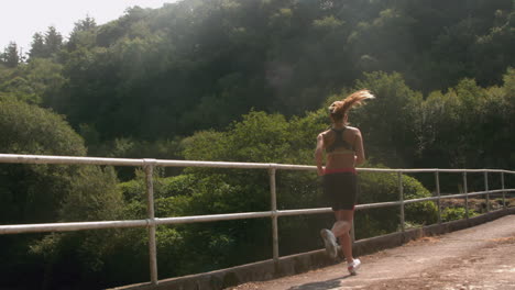 Mujer-Dinámica-En-Ropa-Deportiva-Corriendo