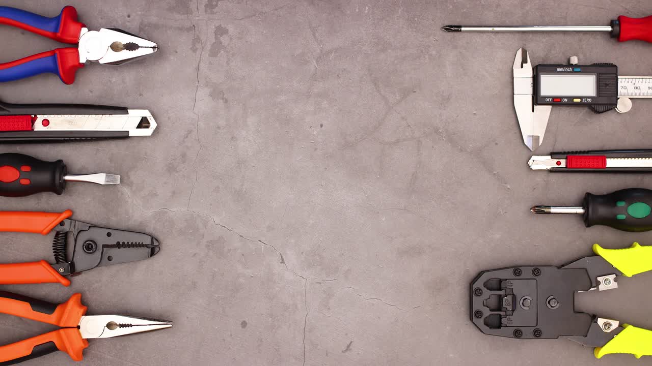 herramientas de construcción que se mueven en el lado izquierdo y derecho de la mesa de trabajo - detener el movimiento hacerlo usted mismo