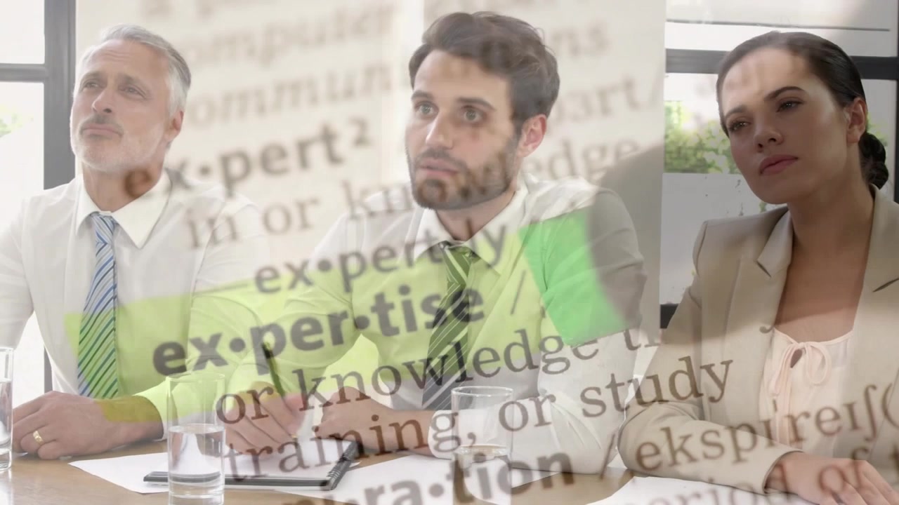 Profesionales empresariales participando en una reunión colaborativa
