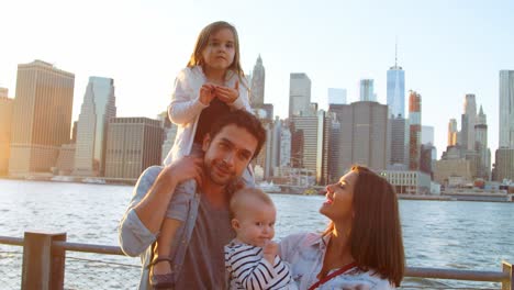 Familia-Con-Niños-Pequeños-De-Pie-A-Orillas-Del-Río-En-Manhattan