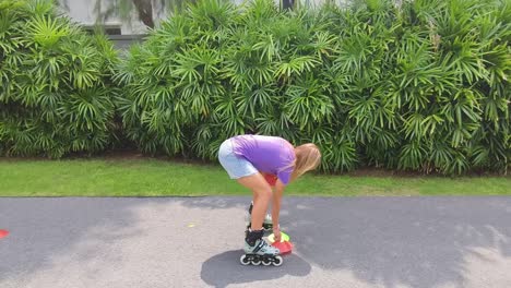 woman practicing roller skating and frisbee