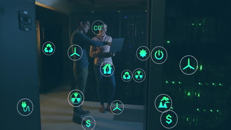animación de múltiples iconos digitales en diversas marcas y ingeniero masculino usando portátil en la sala del servidor