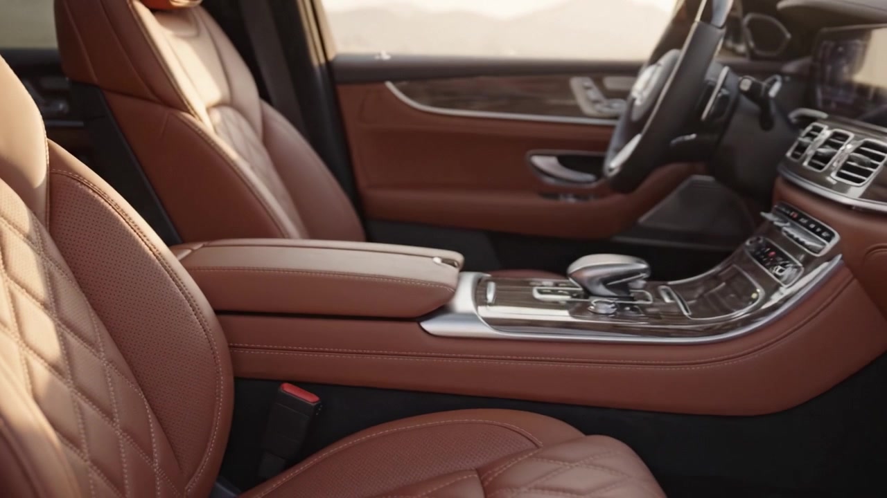 Diseño Interior Lujoso de un Vehículo de Alta Gama que Muestra Tapicería de Cuero Premium y Acabados Sofisticados con una Cálida Iluminación de Atardecer