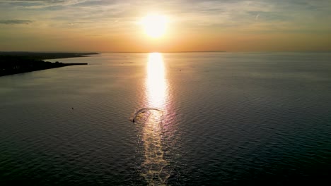 jet ski corriendo hacia la puesta de sol