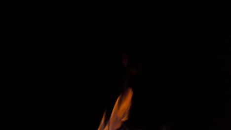 fuego en el campamento. chimenea roja y marco quemando leña con carbón en la estufa para dar calor, calor y humo sobre fondo negro.