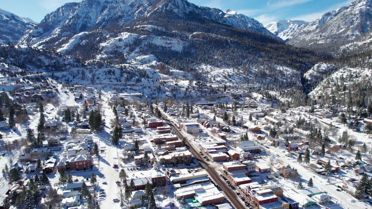 느리게 움직이는 드론은 ouray, 콜로라도 다운타운 비즈니스를  ⁇ 습니다.