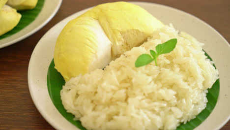 Durian-Con-Arroz-Pegajoso---Cáscara-Dulce-De-Durian-Con-Frijol-Amarillo,-Arroz-Durian-Maduro-Cocinado-Con-Leche-De-Coco---Postre-Tailandés-Asiático-Comida-De-Frutas-Tropicales-De-Verano