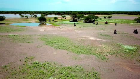 Safaritouren-Mit-Motorradfahrern-Im-Ngorongoro-krater-nationalpark,-Tansania,-Ostafrika