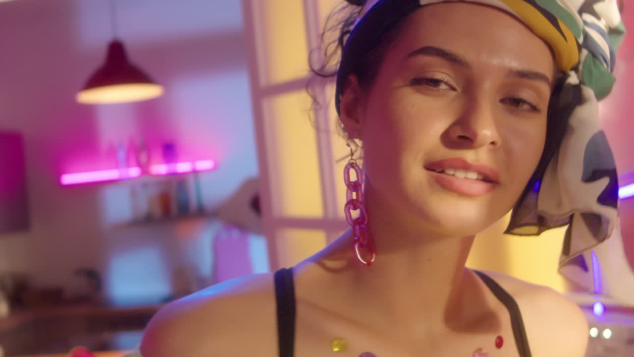 Donna elegante sotto luci al neon