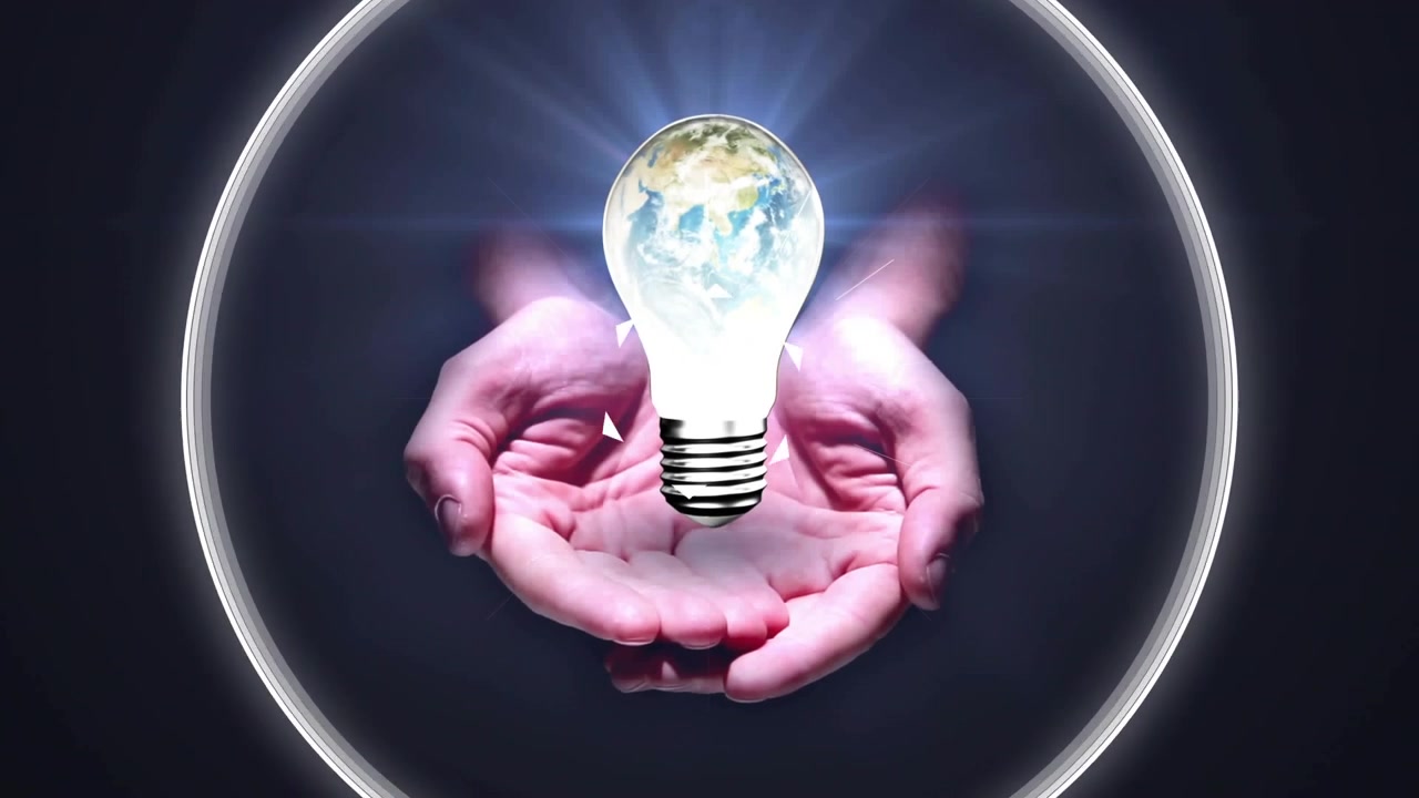 Contorno triangolare che pulsa, mani adulte a coppa che si sollevano a formare un anello, tenendo una lampadina a forma di Terra, mostrando la tecnologia