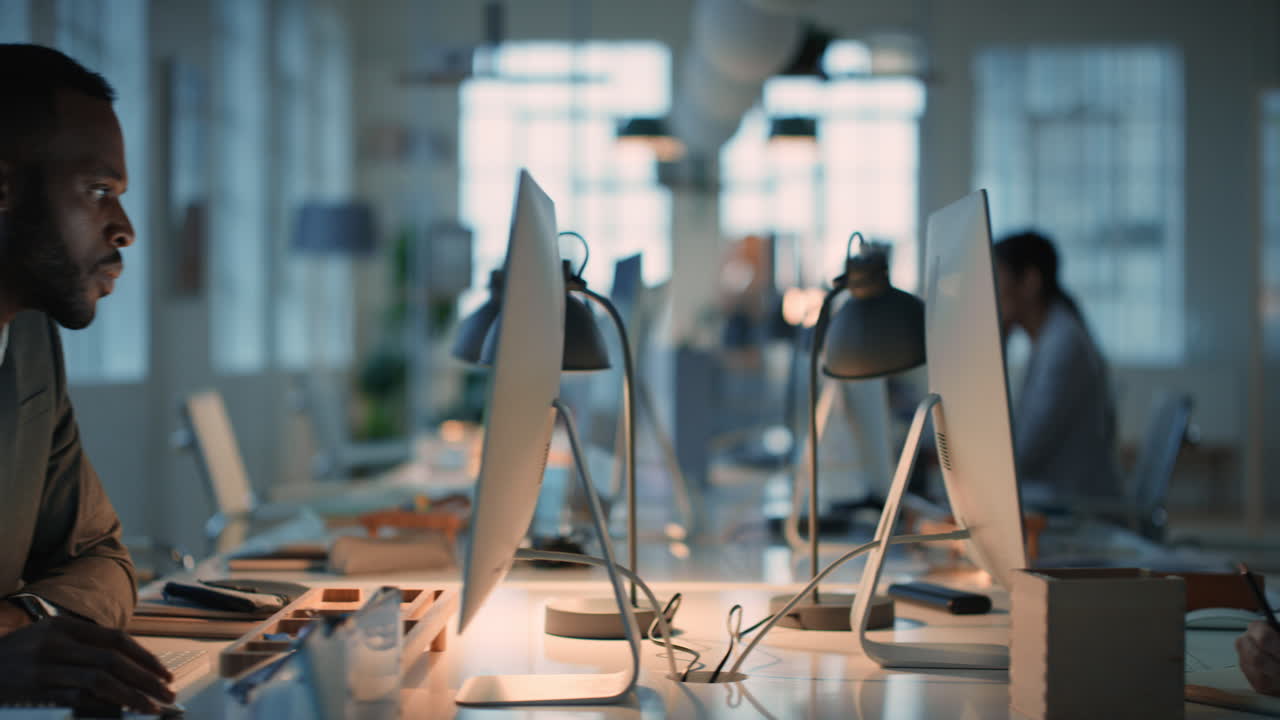 사무실에서 늦게 일하는 사업가들 컴퓨터를 사용하여 브레인스토밍 온라인 탐색 연구 계획 기업 프로젝트의 마감일