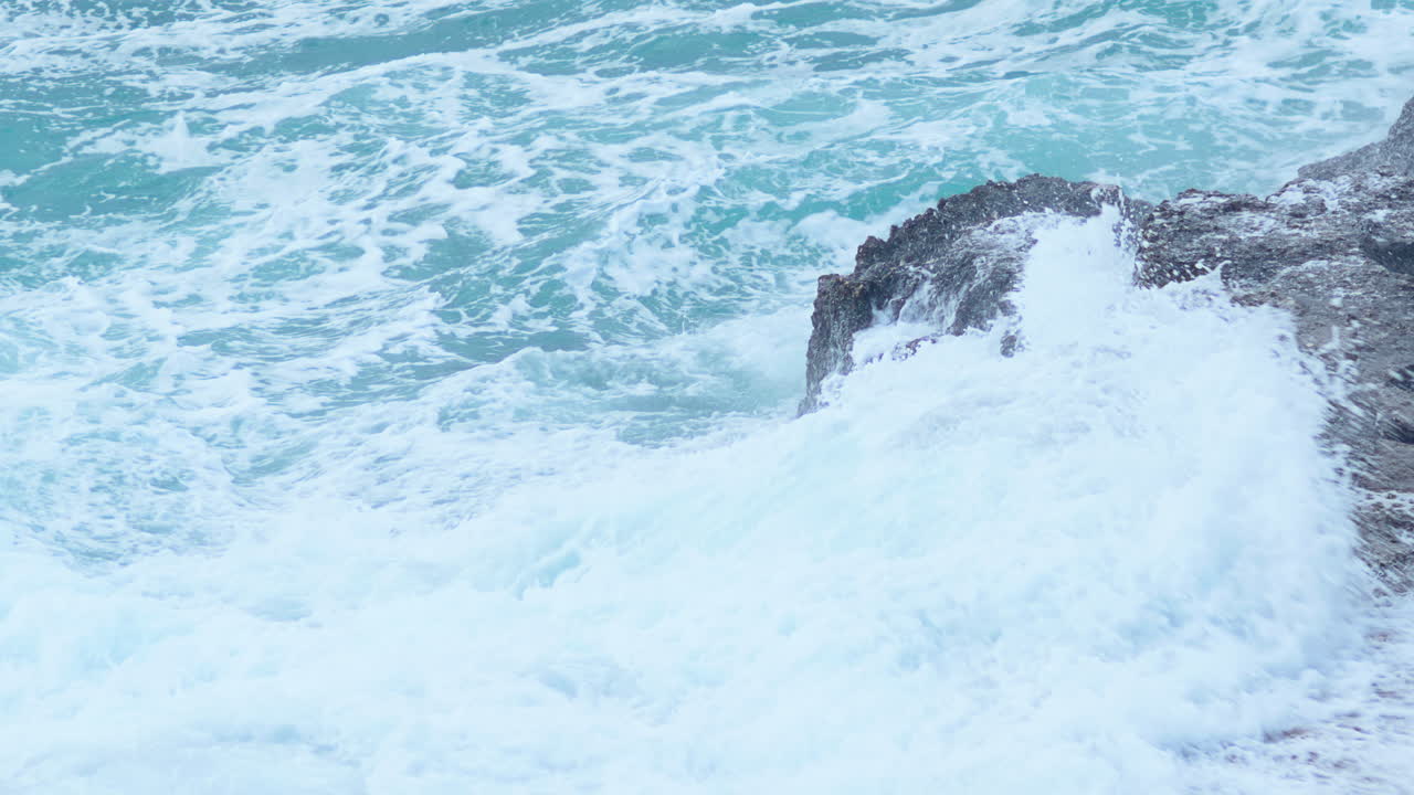 거품을 만드는 바위 해안에 부서지는 큰 바다 파도 - 가까이