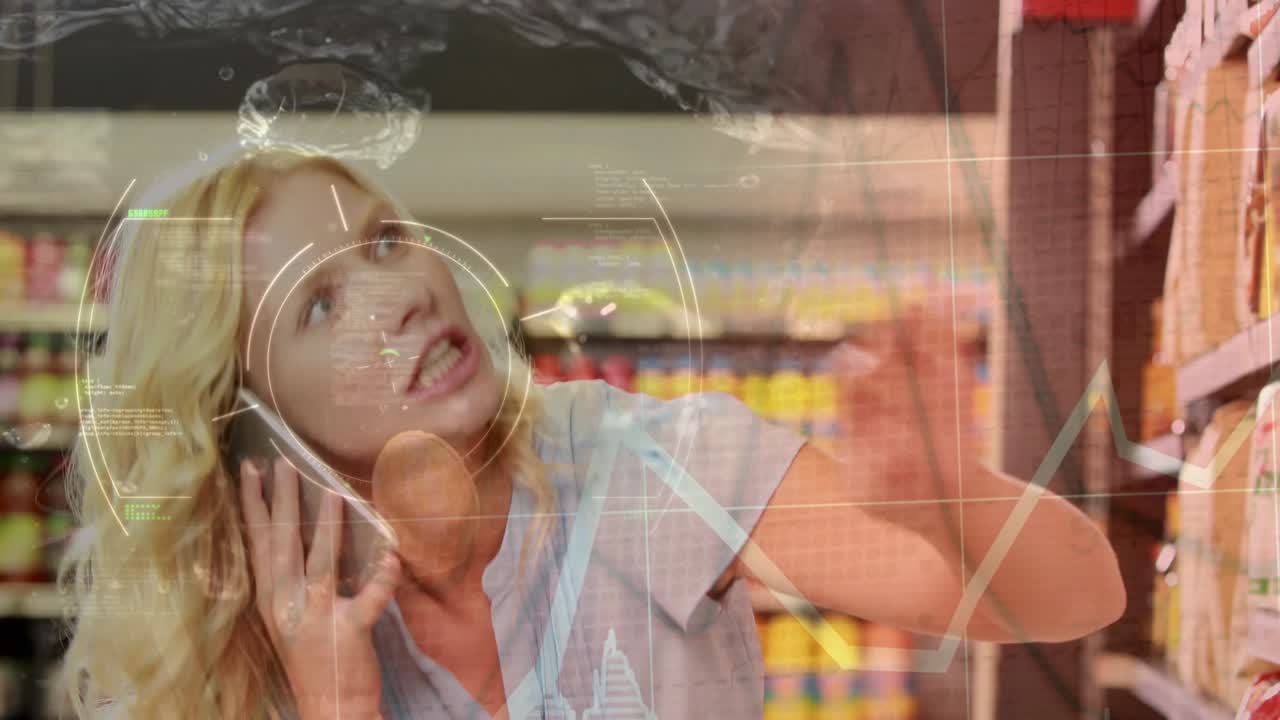 Animation af forskellige data over glad kaukasisk kvinde, der bruger smartphone og shopper på marked