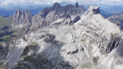 Geislergruppe-Aus-Seceda-Luftbild,-Dolomiten-Südtirol,-Italien