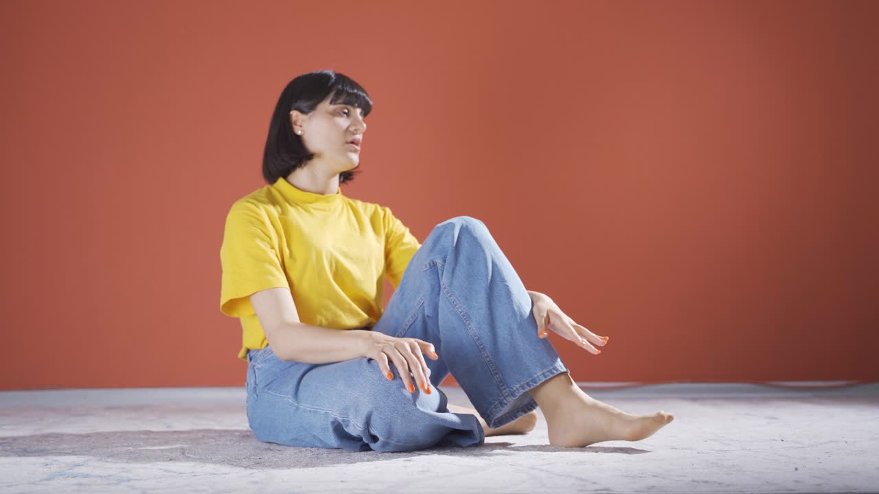 불행하고 불안한 여자.