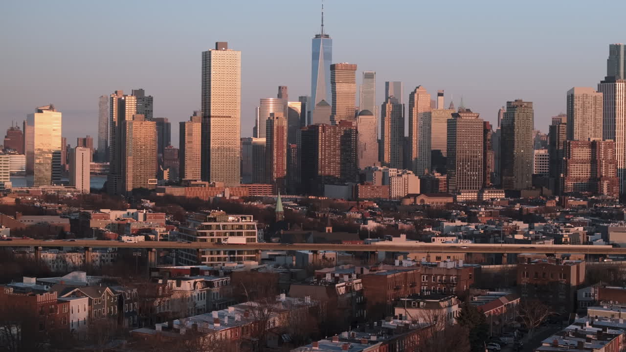 Filmagem de drone de Lower Manhattan e Jersey City. Capturada ao pôr do sol.