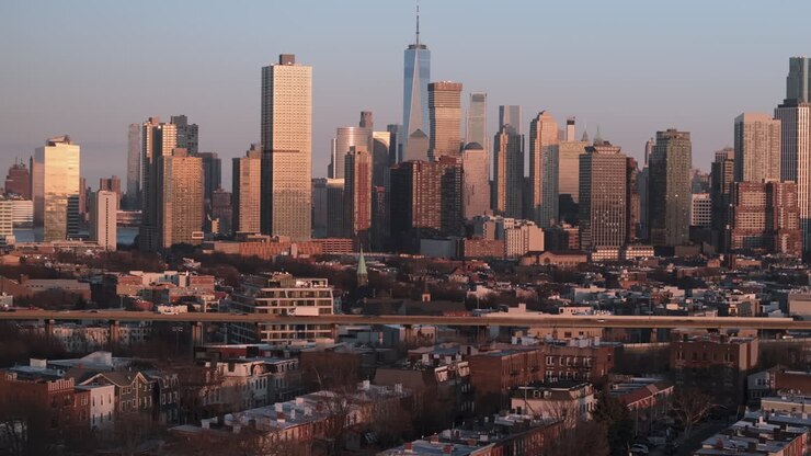 Filmagem de drone de Lower Manhattan e Jersey City. Capturada ao pôr do sol.