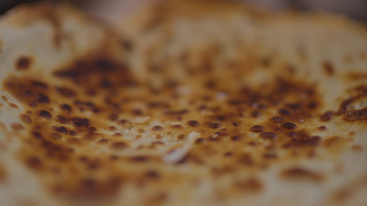 Primo piano di pancake cotto che mostra la sua struttura