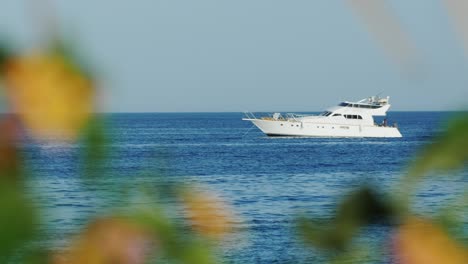 Weiße-Luxusyacht-Treibend-Im-Meer