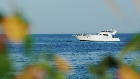 yate blanco de lujo a la deriva en el mar