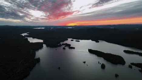 Lagos-E-Islas-De-Agua-Dulce-Cristalinas-Durante-La-Puesta-De-Sol-Sobre-El-Lago-Blue-Mountain-En-El-Condado-De-Hamilton,-Nueva-York,-Estados-Unidos