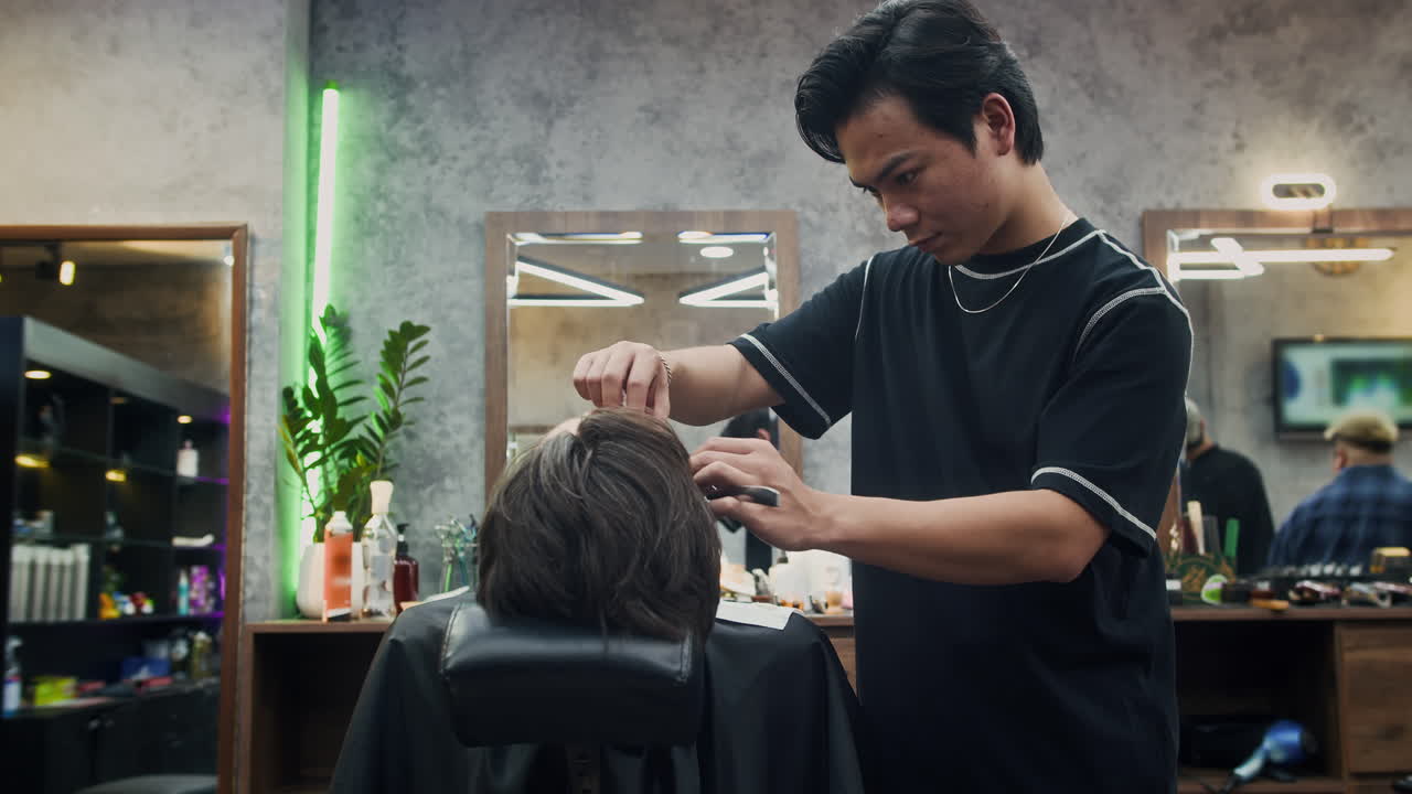 Frisør klipper hår i en salon