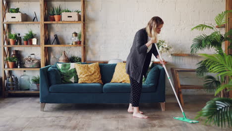 mujer limpiando el suelo de la sala de estar