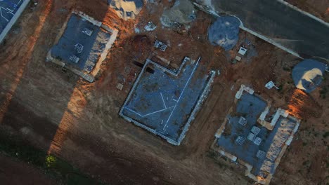toma aérea aérea ascendente de la fundación de la construcción de viviendas nuevas