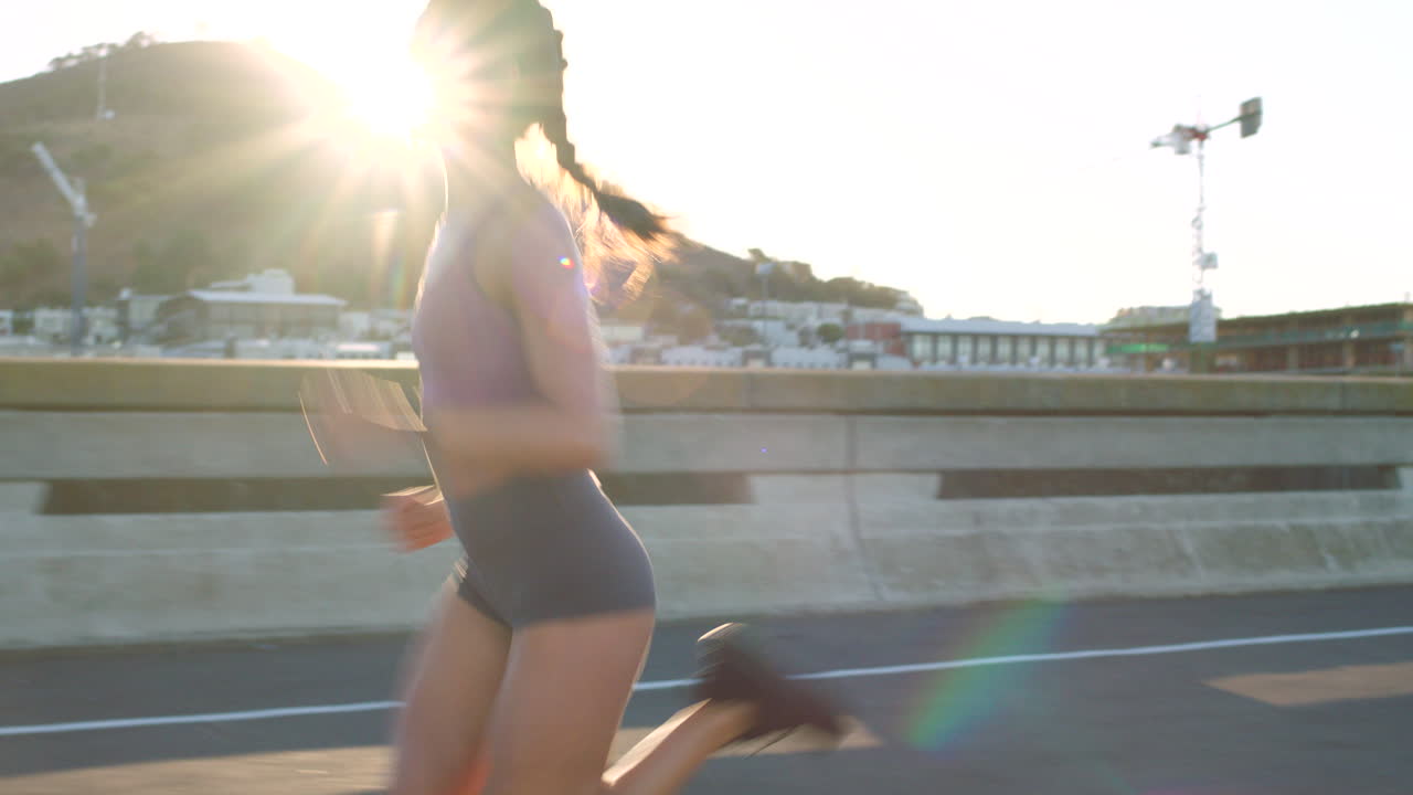 mujer corriendo en un puente de la ciudad
