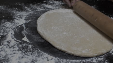 Manos-Femeninas-Extiende-La-Masa-Usando-La-Cocina-Del-Rodillo