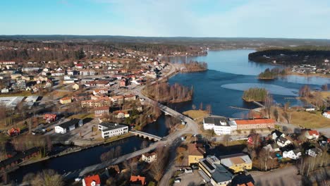 Vista-De-Pájaro-De-Bengtsfors-A-Lo-Largo-Del-Canal-Dalsland-En-Vastra-Gotaland,-Suecia-Con-Edificios-Y-árboles-En-Un-Día-Soleado