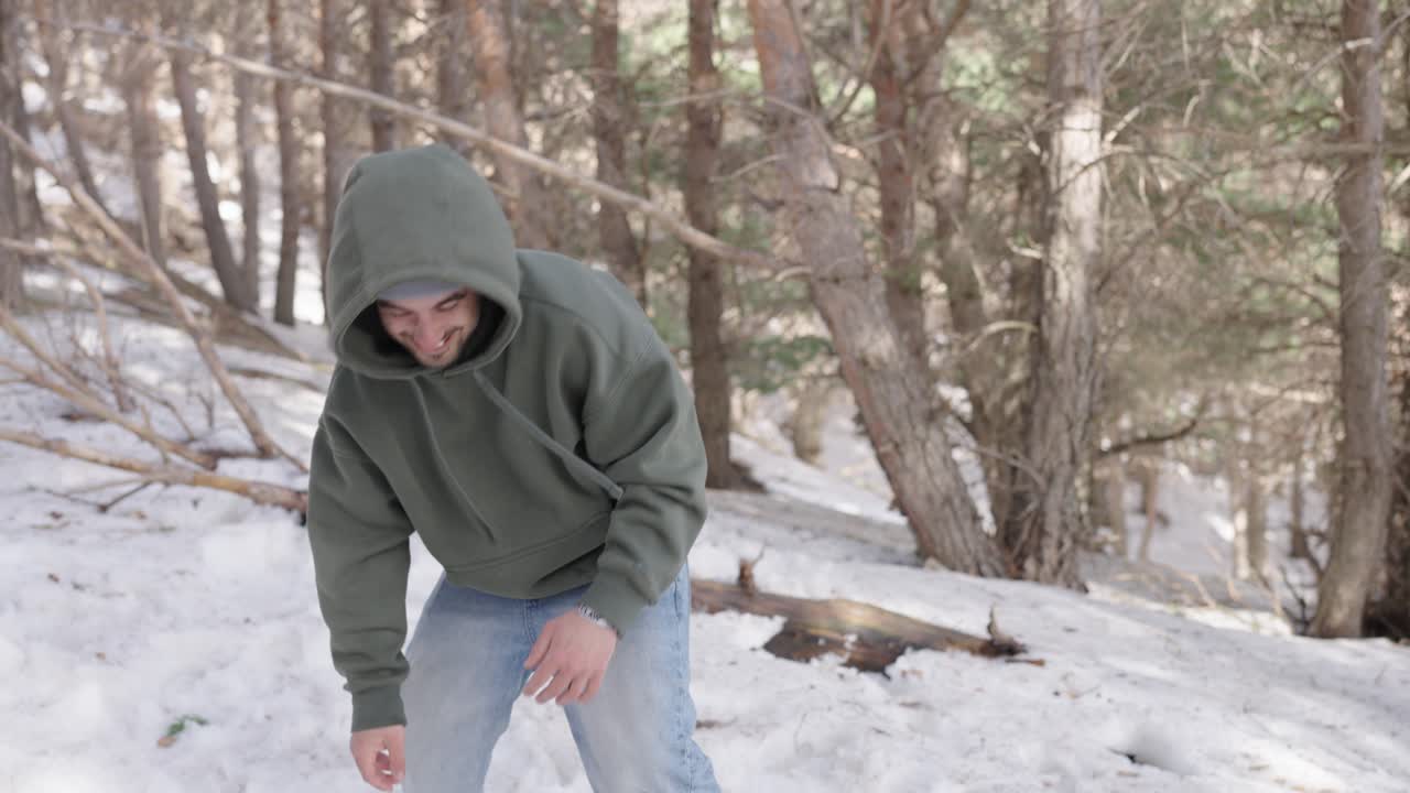 Uomo che si diverte sulla neve