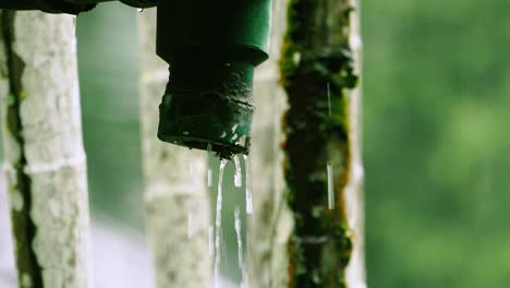 Wasser-Strömt-Aus-Der-Fallrohrrinne