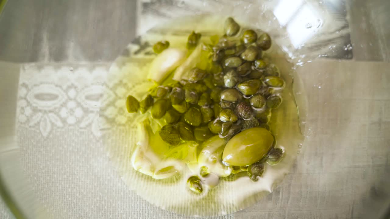 캐퍼, 마늘, 올리브 오일 혼합물 이 그 에