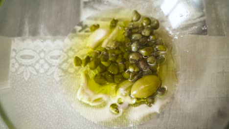 caprichos, ajo y mezcla de aceite de oliva en un cuenco