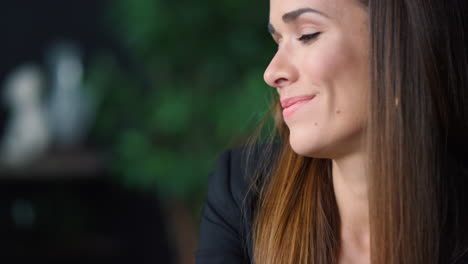 Mujer-De-Negocios-Mordiéndose-Los-Labios.-Empresario-Sonriente-Trabajando-En-El-Interior