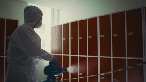 video de una escuela de desinfección de trabajadores durante una pandemia.