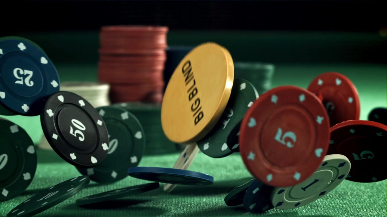Fiches da poker che cadono al rallentatore su un tavolo da casinò verde.