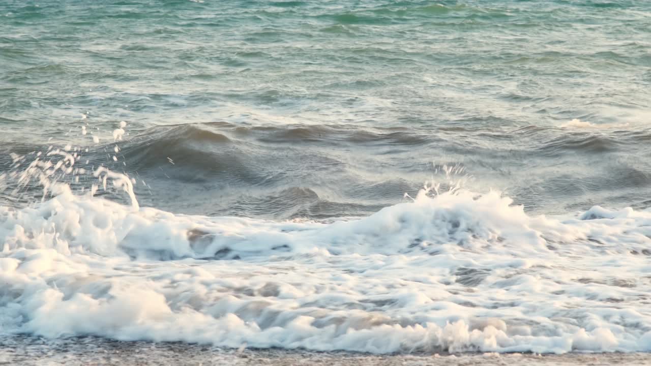 바다 또는 바다, 파도 근접 뷰. 파란 파도 바물. 파란 크리스탈 은 물. 빛은 흔들리는 물에서 반사. 바물 파도 낮은 각도 뷰.