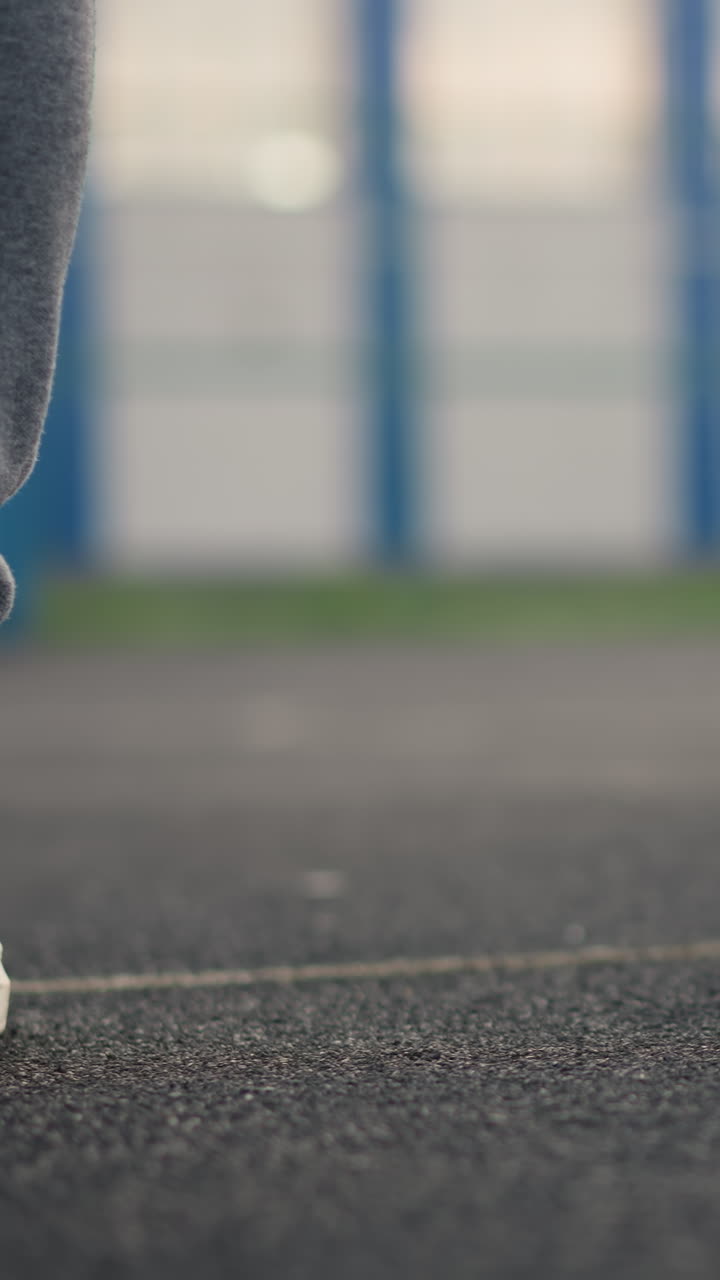 조과 스니커를 입고 코트에서 고 있는 세 명의 운동선수들의 다리의 클로즈업, 또 다른 운동선수 다리가 조과 스니커를 입고 있는 것을 보여주는 흐릿한 배경
