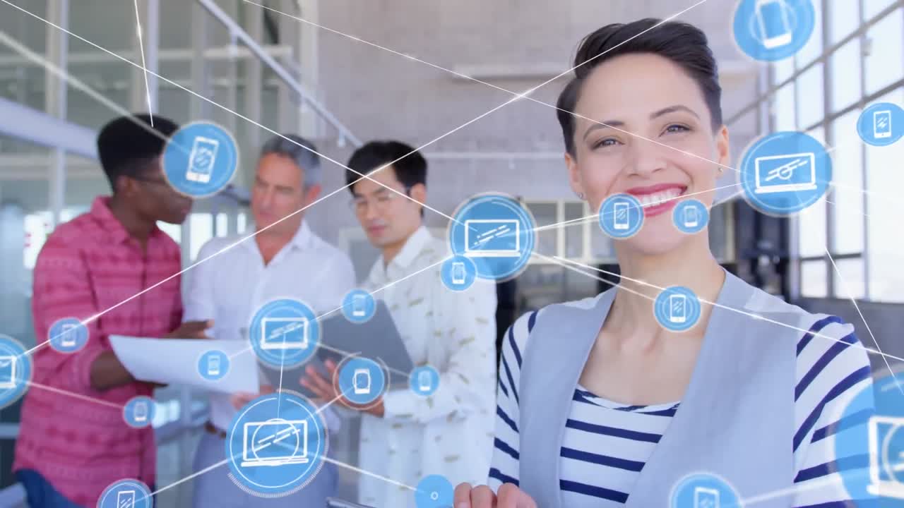 animación de una red de iconos digitales contra una mujer sonriendo en la oficina.