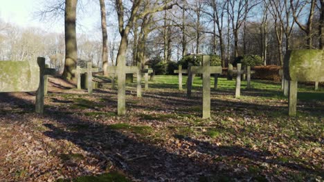 friedhof mit kreuzen an einem sonnigen tag
