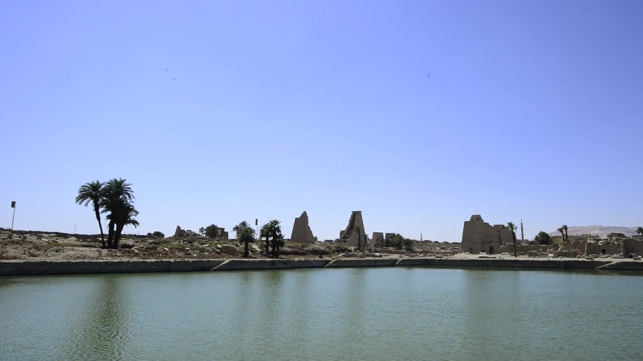 Campo lungo del Tempio di Karnak in Egitto. Paesaggio panoramico, inquadratura di contesto