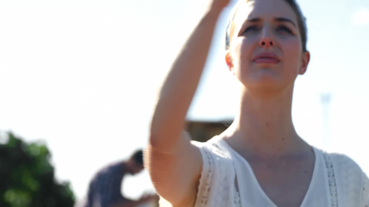 남자가 자동차를 수리하는 동안 휴대폰으로 셀카를 찍는 여자 4k