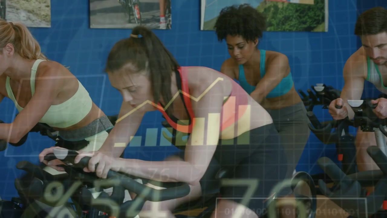 Ciclista mulher no centro pedalando em aula de fitness, câmera panorâmica mostrando gráficos de linha que rastreiam o esforço.