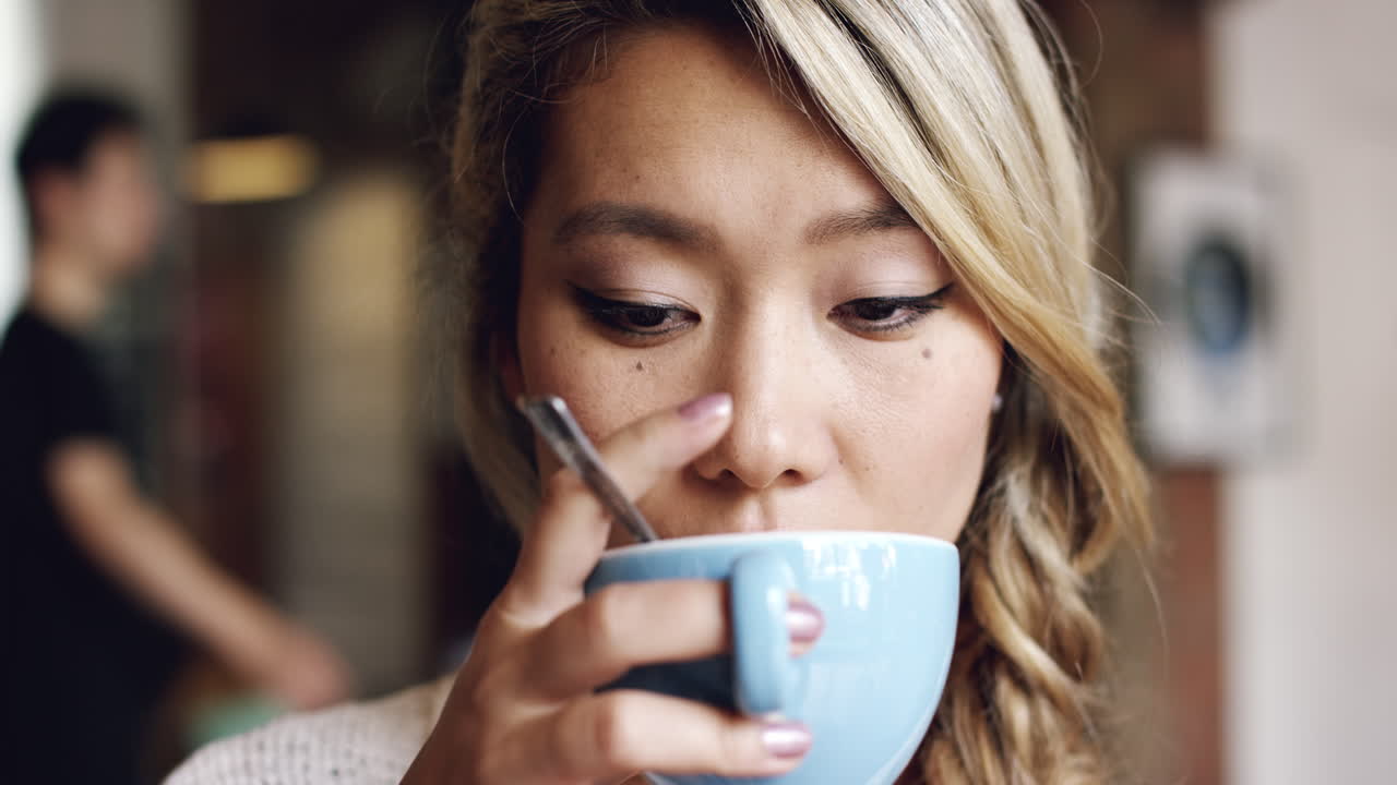 카페에서 커피를 마시는 슬픈 여자