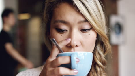 pensando, triste y mujer con café en la cafetería