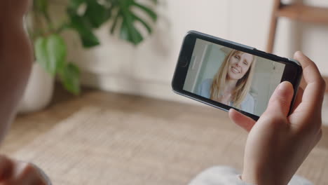 mujer sorda mujer que usa un teléfono inteligente video chateando con su mejor amiga comunicándose con lenguaje de señas gestos con las manos disfrutando de la comunicación en línea