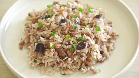 arroz frito con aceitunas chinas y cerdo picado - estilo de comida asiática